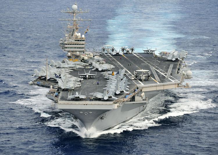 Magtdemonstration. 'USS Abraham Lincoln' fotograferet i december. I går sejlede det gennem Hormuzstrædet, som Iran har truet med at lukke. Strædet er vitalt for Vesten, da 17 procent af verdens olietransport foregår gennem strædet. 