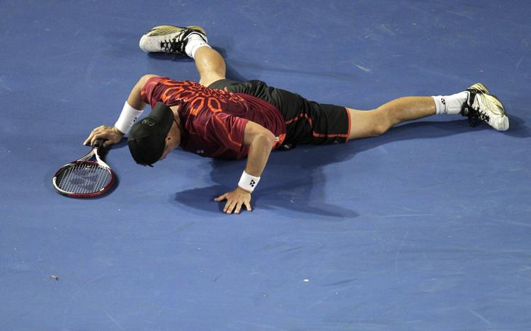 Exit. Lleyton Hewitt gav i tedje sæt publikum begrundet håb om en sensation, men mesteren var alligevel en for stor mundfuld. 