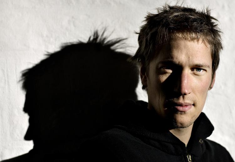 Omstridt. Dramatiker Christian Lollike har flere kontroversielle teaterstykker på cv'et. Heriblandt 'Dom over Skrig', 'Underværket', 'Kødkarusellen' og 'Service Selvmord'. 