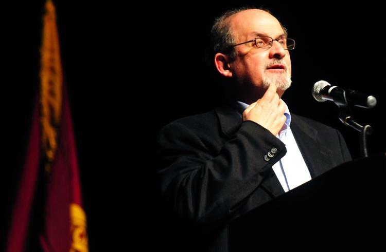 Trussel. Den indisk-britiske forfatter Salman Rushdie blev væk fra litteraturfestival efter forlydener om, at indiske lejemordere ville ham til livs. 