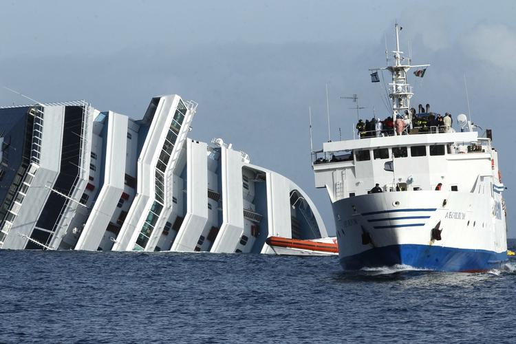dødssejler. Fredag 13. januar gik krydstogtskibet 'Costa Concordia' på grund ud for Italiens vestkyst. Her ligger det fortsat. Det foreløbige dødstal har netop nået 15, mens 17 personer fortsat savnes. 