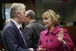 Sanktioner. Udenrigsminister Villy Søvndal mødtes i dag med kolleger i Bruxelles for at vedtage nye sanktioner over for EU. Her er det kroatiske Vesna Pusic, der taler med Søvndal. 
