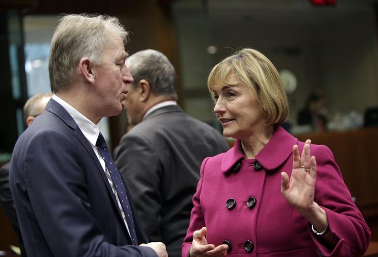 Sanktioner. Udenrigsminister Villy Søvndal mødtes i dag med kolleger i Bruxelles for at vedtage nye sanktioner over for EU. Her er det kroatiske Vesna Pusic, der taler med Søvndal. 