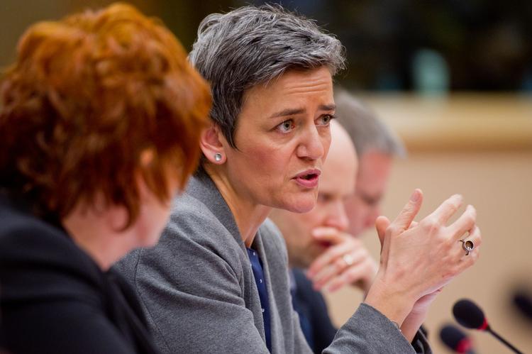 Skattestrid. Margrethe Vestager har i dag været til møde med sine EU-kolleger i Bruxelles. Imens vokser utilfredsheden hjemme i Danmark. 
