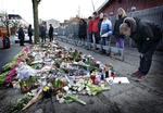 Minde. Der er blevet lagt masser af blomster på det sted, hvor 21-årig Cem blev overfaldet. 