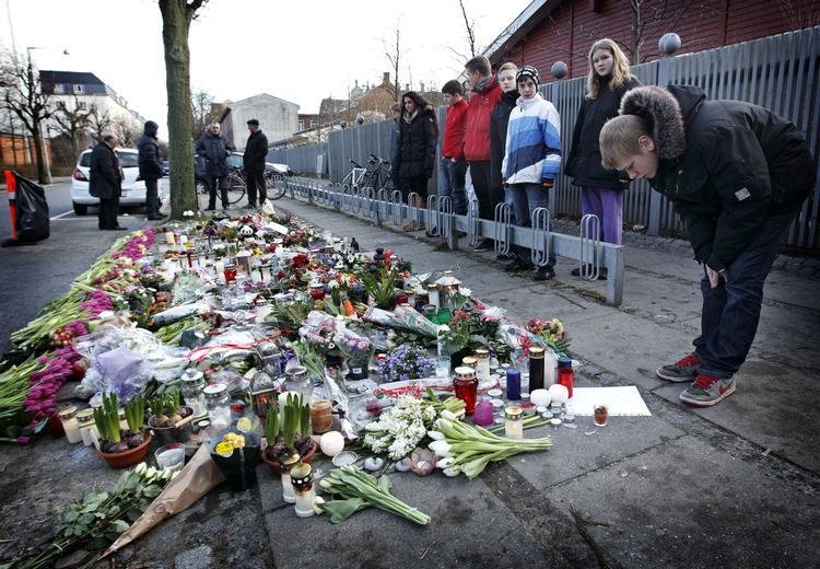Minde. Der er blevet lagt masser af blomster på det sted, hvor 21-årig Cem blev overfaldet. 