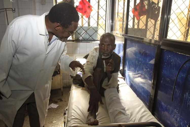 Ødelagt. Her er en af ofrene fra et blodigt bombeangreb, der fandt sted i Nigerias næststørste by, Kano, i fredags. Mindst 166 mennesker døde under angrebet. 