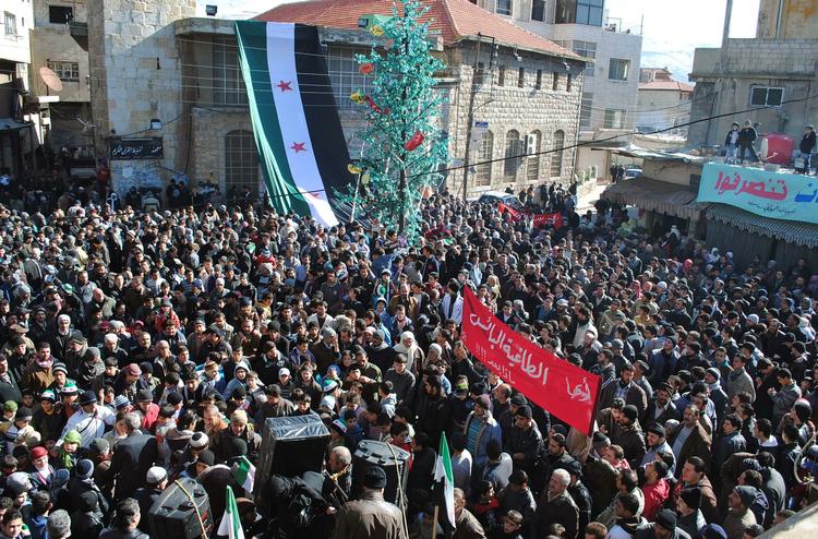 Oprør. Demonstranter fyldte gaderne i fredags i den syriske by Zabadani for at gøre oprør imod det syriske regime og Assad. 
