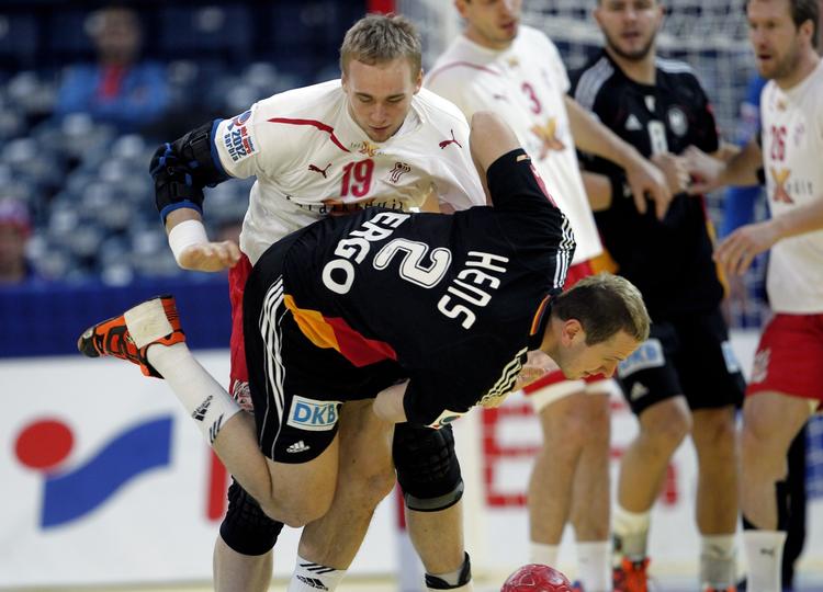 nedlagt. Vi afsluttede for hurtigt, mener Pascal Hens, der dog næppe fik afsluttet i denne duel med Rene Toft Hansen. 