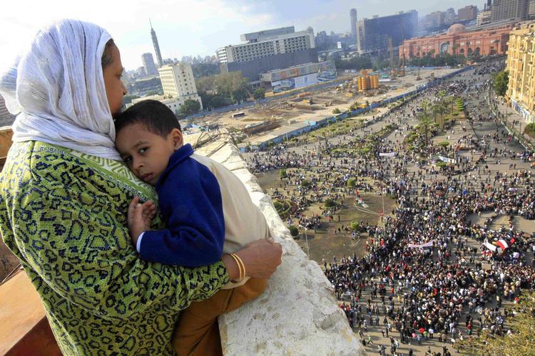 Rettigheder. En egyptisk kvinde kigger på nye demonstrationer på Tahrir-pladsen. Det er et stort spørgsmål, hvordan kvindernes vilkår bliver i det nye Egypten. 
