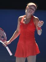 Øv. Caroline Wozniacki reagerer på en dobbelt nedtur. Hun taber sin kvartfinale i Australian Open, og hun mister sin førsteplads på verdensranglisten. 