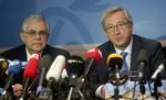 Luxembourgs premierminister Jean-Claude Juncker får i sin egenskab af formand for eurogruppen set en del til den græske premierminister Lucas Papademos for tiden. 