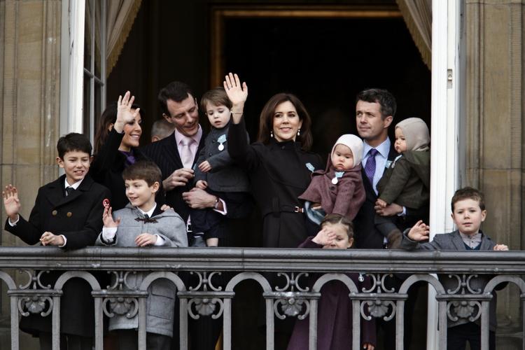 11 prinser og prinsesser på balkonen til Dronningens regeringsjubilæum midt i januar i år. Der var trængsel på balkonen. 