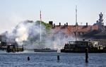 Bang! Batteriet Sixtus på Holmen skyder fire skud klokken 12. De suppleres med 17 skud fra kanonerne på Kronborg Slot. 