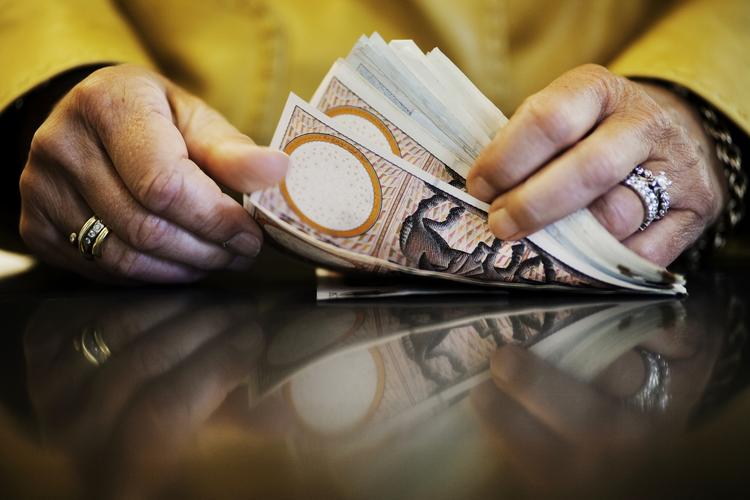 OPSPARING. Danskerne har i snit sat 1.100 kroner mere i banken det foregående år. (Arkivfoto) 