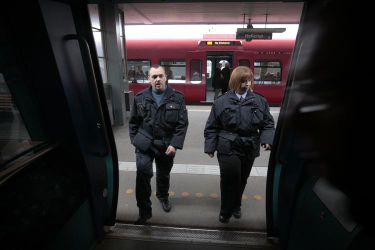 FUSK. Kør 'på røven' med toget og betal i stedet en forsikring, som betaler din bøde, lyder forslaget fra foreningen Libertære Socialister. (Arkivfoto) 