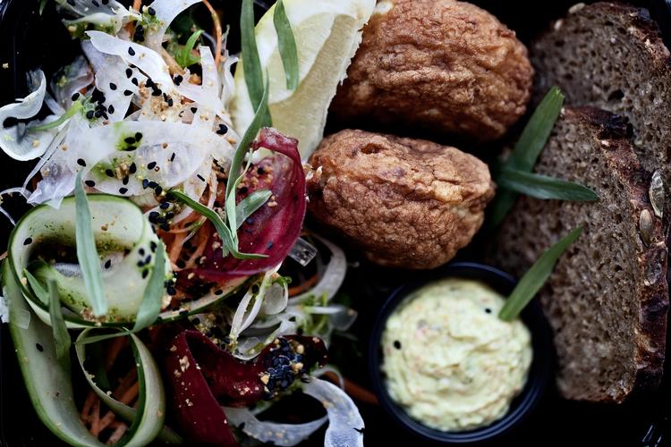 to-go. Kødbyens Deli har som en af byens få gode take aways åbent både til frokost og aften. Her ses fiskedeller af frisk torsk, hjemmerørt remo, hjemmebagt rugbrød og citron. 