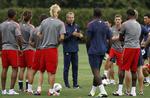 Centrum. Klinsmann (i midten) har to sejre, en uafgjort og fire nederlag i sine første syv kampe i spidsen for USA. 