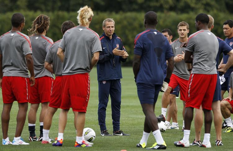 Centrum. Klinsmann (i midten) har to sejre, en uafgjort og fire nederlag i sine første syv kampe i spidsen for USA. 
