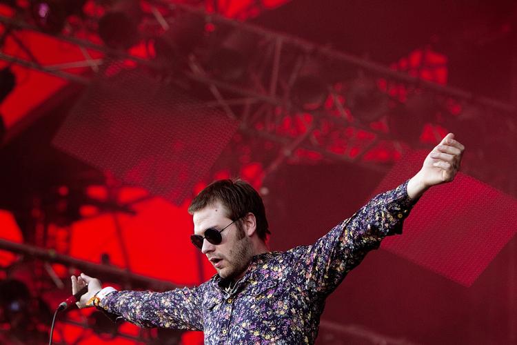 rockstjerne. Kasabians forsanger Tom Meighan på Orange Scene på Roskilde Festival 2010. 