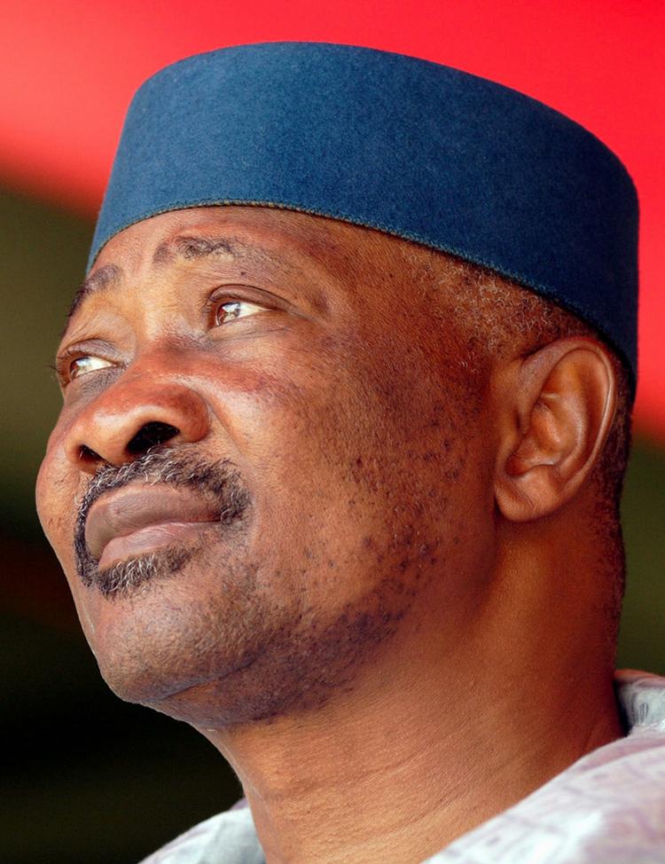 Undertrykkelse. Malis præsident, Amadou Toumani Toure, har angiveligt bøjet sig for pres fra konservative muslimske kræfter i landet ifm. vedtagelsen af en ny lov, der diskriminerer kvinder. 