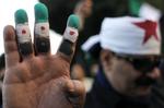 Anti. Demonstranter uden for Den Arabiske Ligas hovedkvarter i Kairo protesterer mod Bashar al-Assads styre søndag. 