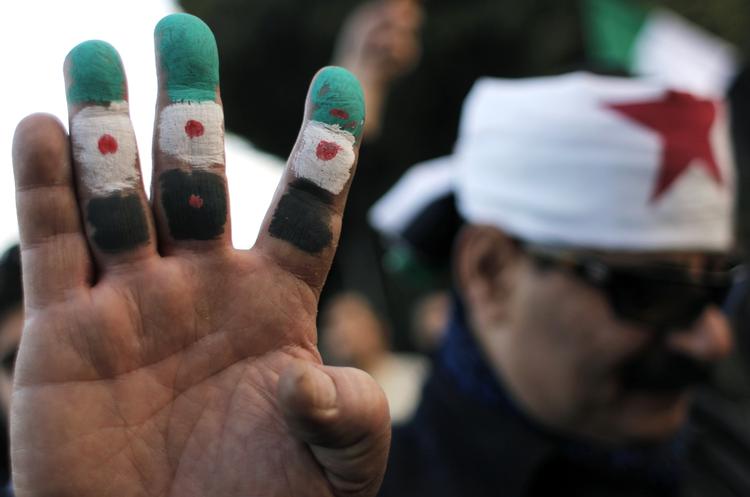 Anti. Demonstranter uden for Den Arabiske Ligas hovedkvarter i Kairo protesterer mod Bashar al-Assads styre søndag. 