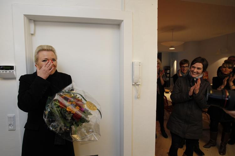 Gotcha. Traditionen tro blev modtageren af årets De Gyldne Laurbær overrasket, da Boghandlerklubben kunne overbringe den glædelige nyhed. I år var det Helle Helle, der modtog hæderen. 