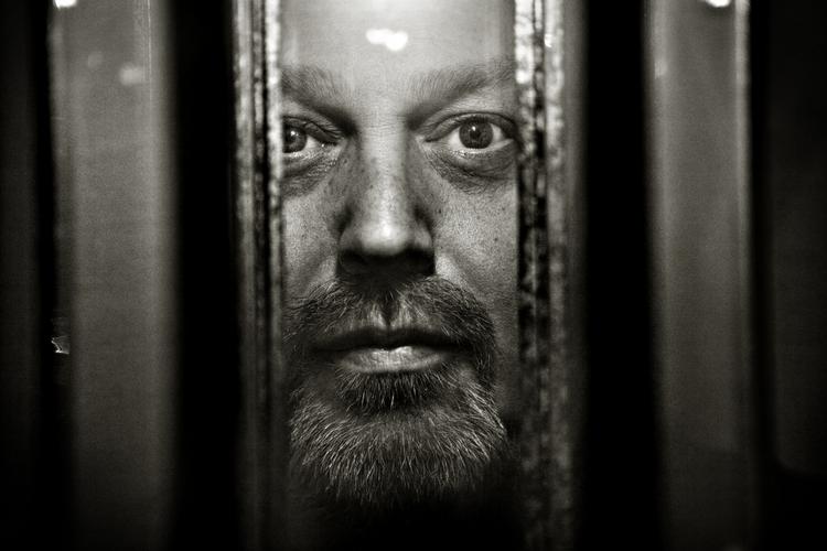 Farvel. Den engelske operainstruktør Keith Warner kommer næppe tilbage til København lige med det første. Han har i hvert fald ikke meget til overs for ledelsen på Det Kgl. Teater, som han nu forlader i utide. 