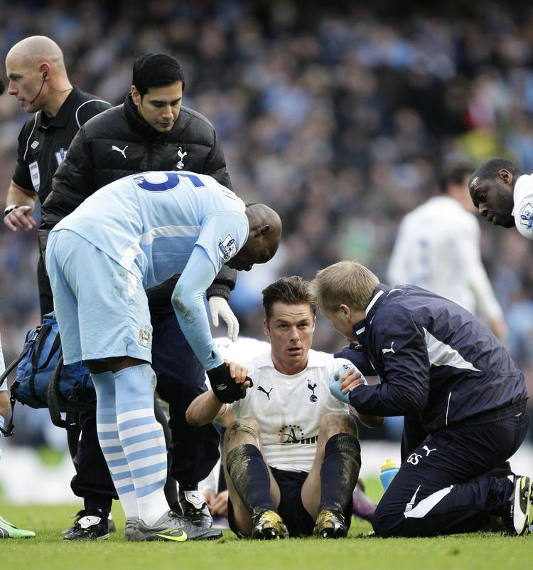 Kontakt. Mario Balotelli snakker med Tottenham-spilleren Scott Parker, efter at han har trampet ham i hovedet. 