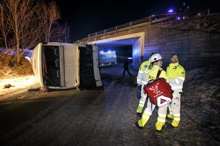 ULYKKE. Da en bus og en bil stødte sammen på Isterødvej ved Hørsholm, styrtede bussen ned på Damsholtevej. Politikens fotograf på stedet vurderer, at bussen er faldet 6-7 meter ned. 