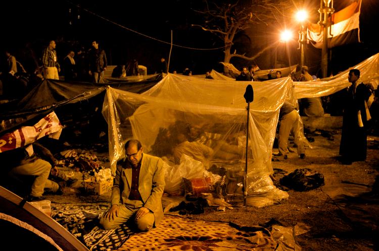 Teltlejr. Under urolighederne sidste år lignede Tahrirpladsen i Kairo  en flygtningelejr med telte, hvor  demonstranterne hvilede sig, spiste og bad. Ifølge al-Aswanys nyeste bog er der stadig masser af problemer - men også  håb - i Egypten. 