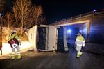 ULYKKE. Da en bus og en bil stødte sammen på Isterødvej ved Hørsholm, styrtede bussen ned på Damsholtevej. Politikens fotograf på stedet vurderer, at bussen er faldet 6-7 meter ned. 