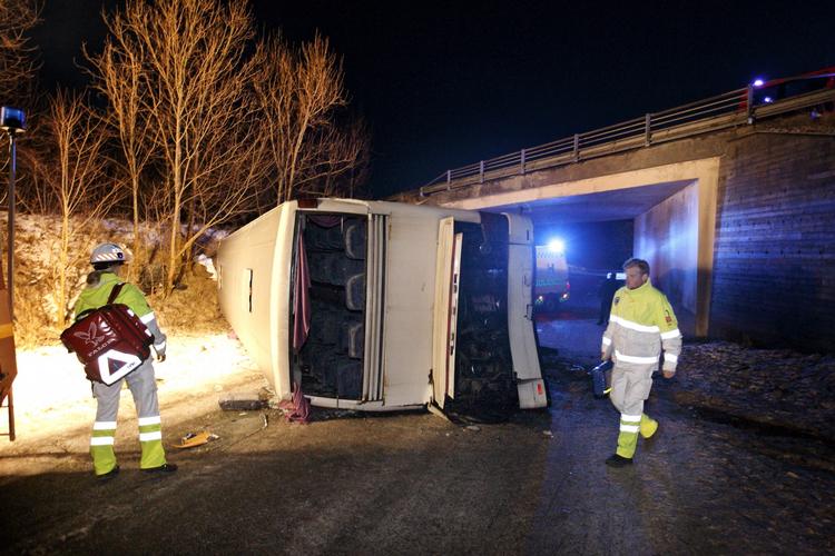 ULYKKE. Da en bus og en bil stødte sammen på Isterødvej ved Hørsholm, styrtede bussen ned på Damsholtevej. Politikens fotograf på stedet vurderer, at bussen er faldet 6-7 meter ned. 