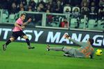 Mål. Juventus' Emanuele Giaccherini får bolden forbi Romas hollandske målmand Maarten Stekelenburg. 