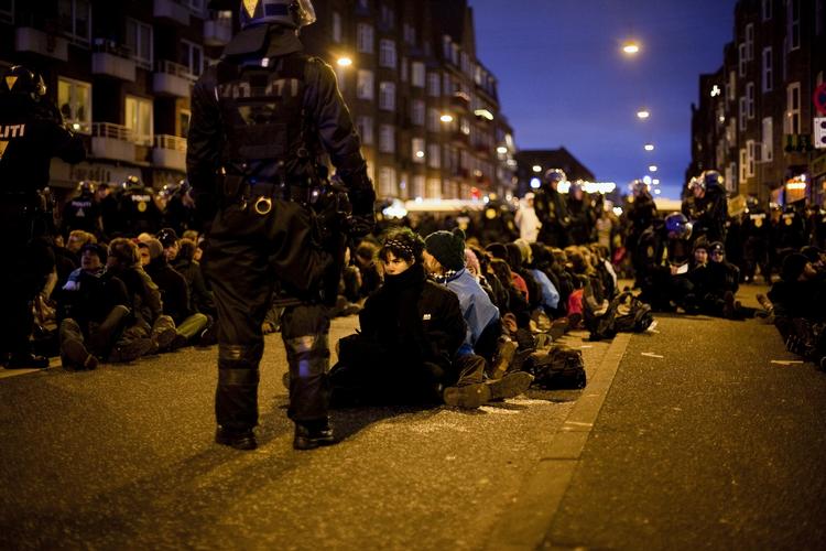Masseanholdelse. Hundereder af mennesker blev anholdt for undgå ballade under COP15 i 2009. 