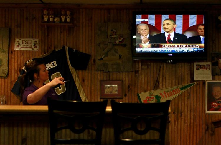 Tale. Over alt i USA holdt især de Demokratiske vælgere sig tæt til tv-skærmene, da præsident Obama holdt sin tale til Kongressen om nationens tilstand. 