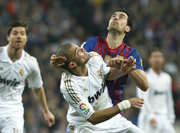 Duel. Real Madrid og Barcelona mødes i aften for 10. gang på halvanden sæson. Real Madrid har kun vundet et af de foregående ni opgør. 