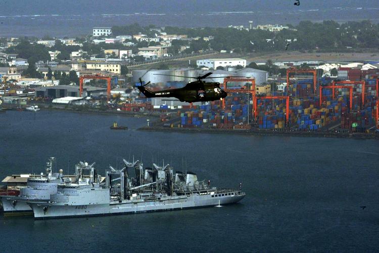 BASE. Flådefartøjer og helikopter ved havnen i Djibouti, der huser den amerikanske militærbase, et dansk piratgidsel nu er ført til efter at være blevet befriet i Somalia. 