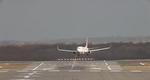 Slingrekurs. Stærk vind gør det svært at lande i tysk lufthavn. Videoen er på kort tid blevet et hit på youtube. 