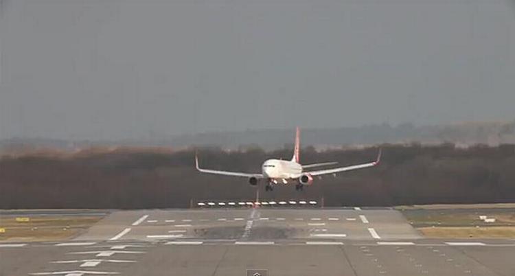 Slingrekurs. Stærk vind gør det svært at lande i tysk lufthavn. Videoen er på kort tid blevet et hit på youtube. 