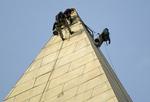 Inspektion. Obelisken Washington Monument undersøges for skaderne i kølvandet på jordkskælvet den 23. august. 