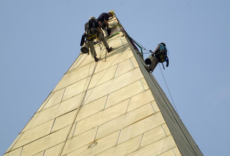 Inspektion. Obelisken Washington Monument undersøges for skaderne i kølvandet på jordkskælvet den 23. august. 