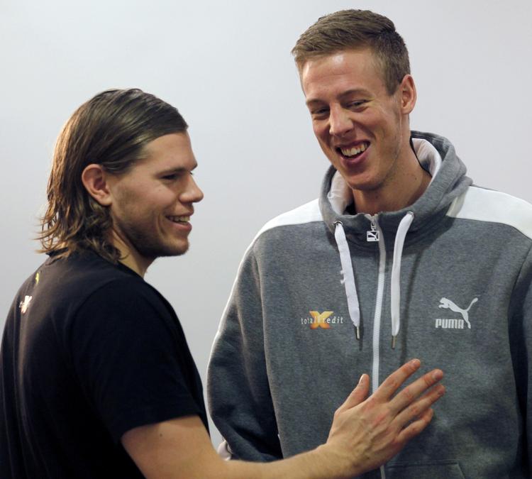 2,12. Med sine 1,96 meter er Mikkel Hansen den lille ved siden af fyrtårnet Nikolaj Markussen. 