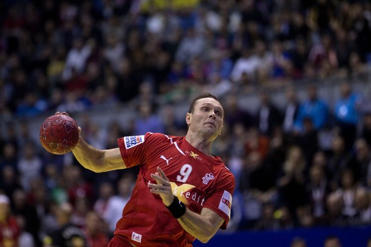 storskytten. I mere end 19 år har Lars Christiansen kylet bolden i mål for Danmark. 