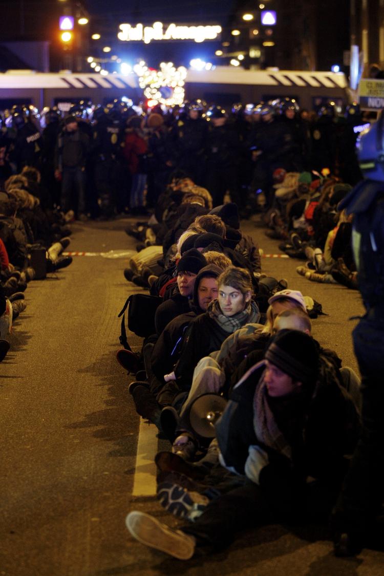 Demo. Næsten 1.000 klimademonstranter sad i timevis på den kolde asfalt efter en masseanholdelse af demonstranter under klimatopmødet i København i december 2009. 