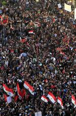 Fællesskab. Tusindvis af egyptere samledes i dag på Tahrir-pladsen i Kairo for at markere, at der er gået et år siden revolutionen, der fik landets ekspræsident Hosni Mubarak til at gå af. 