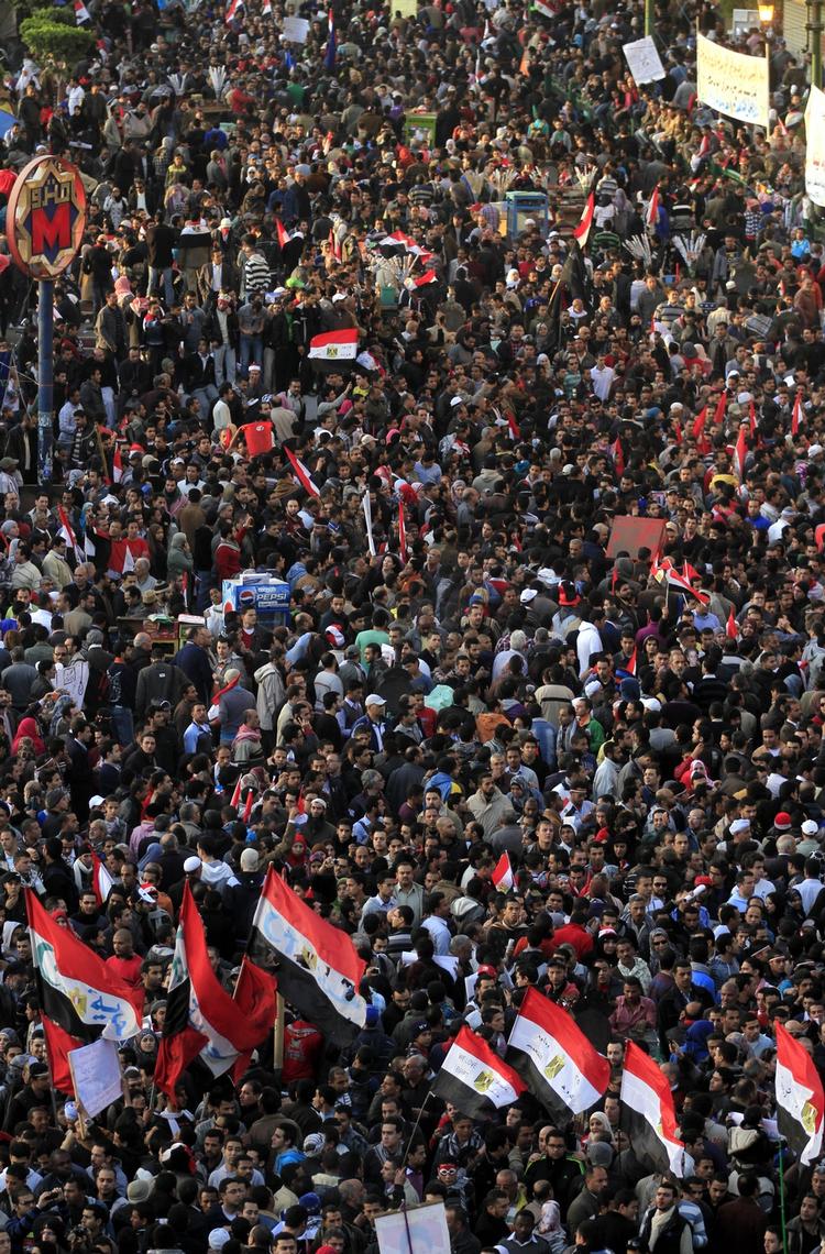 Fællesskab. Tusindvis af egyptere samledes i dag på Tahrir-pladsen i Kairo for at markere, at der er gået et år siden revolutionen, der fik landets ekspræsident Hosni Mubarak til at gå af. 