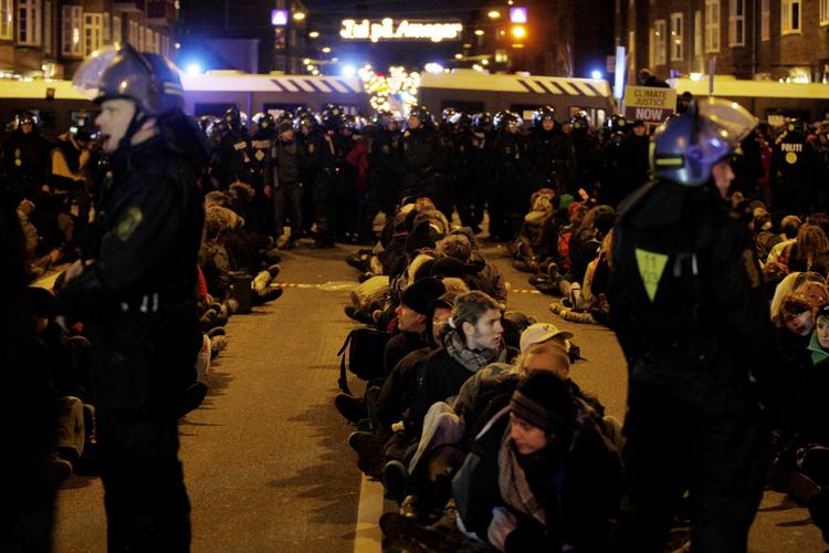 Futtog. Landsretten har givet demonstranter medhold i, at politiet ulovligt tilbageholdt dem under klimademonstrationen 12. december 2009. 