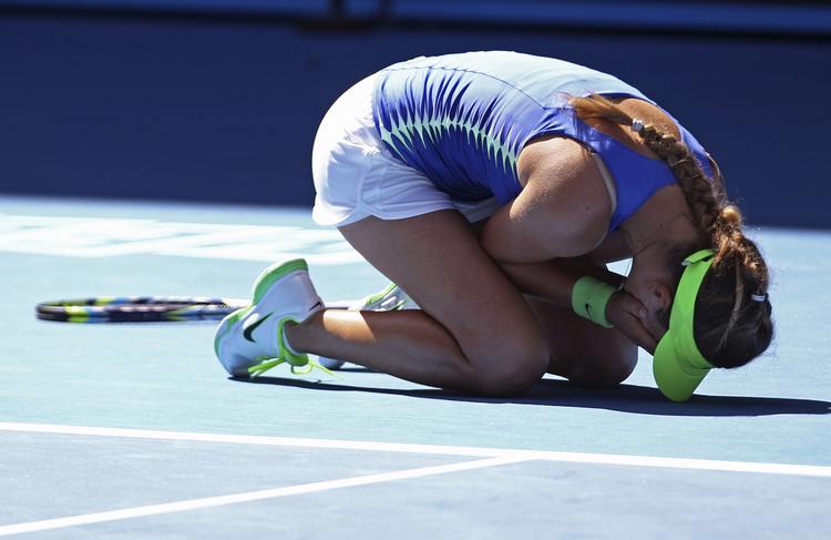 Lykke. Victoria Azarenka bryder sammen i glæde, da sejren over Kim Clijsters er hjemme. 